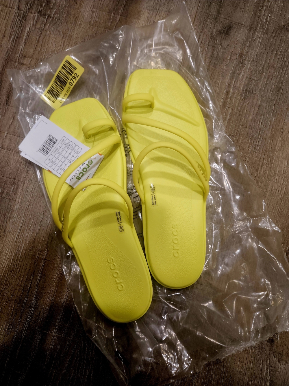 NWT Crocs Miami Toe Loop Size 8 Sandals in Citrus